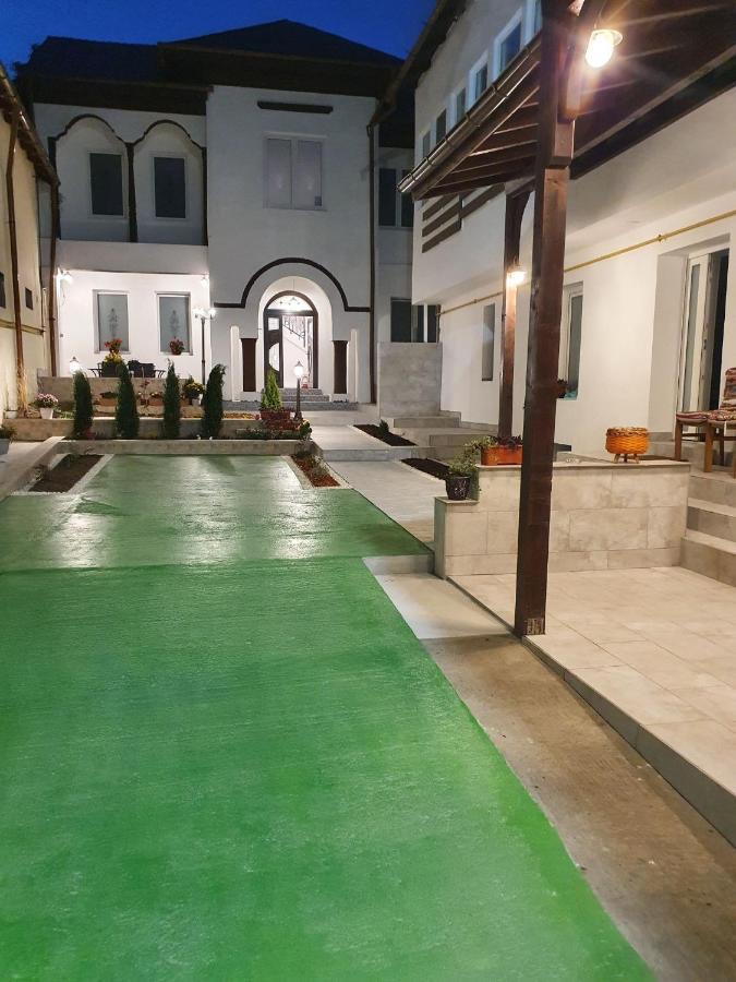 Hotel Casa Musceleana Cîmpulung Esterno foto