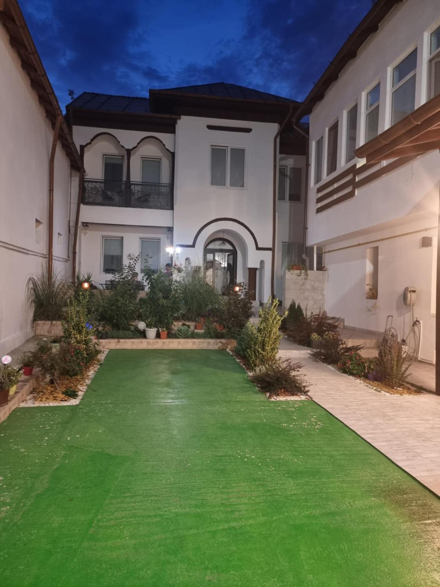 Hotel Casa Musceleana Cîmpulung Esterno foto