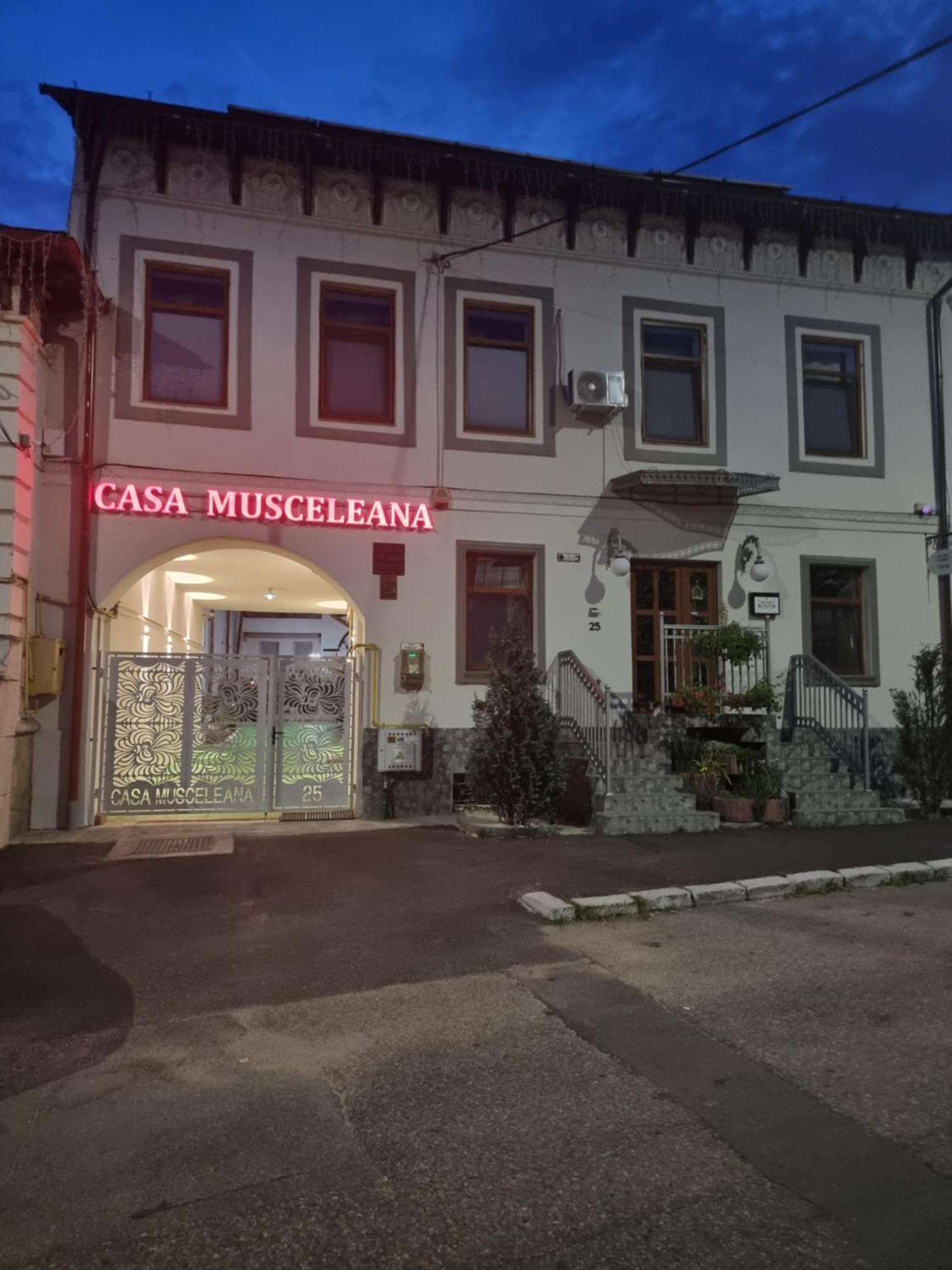 Hotel Casa Musceleana Cîmpulung Esterno foto