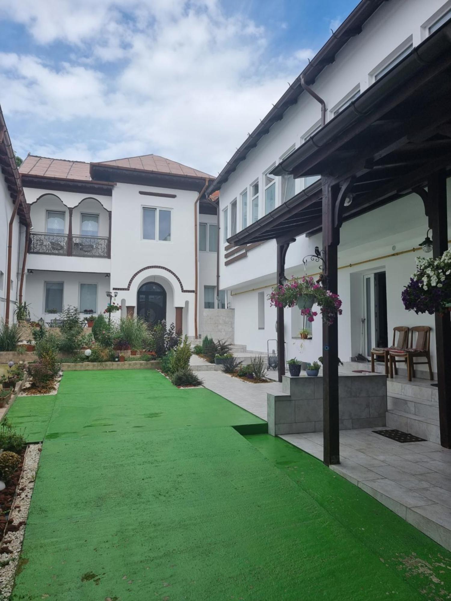 Hotel Casa Musceleana Cîmpulung Esterno foto
